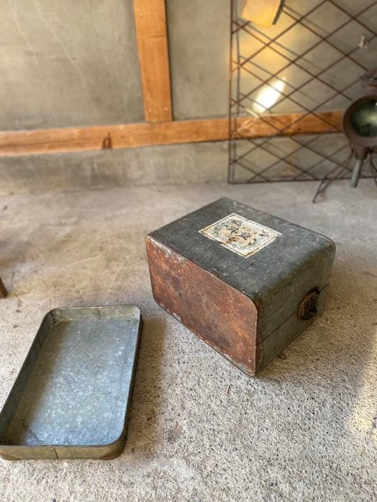 古道具  戦前 金具が珍しいブリキ缶