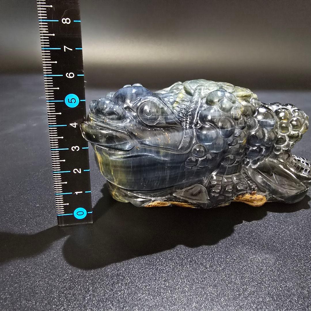 V3　青虎目石の三本足の蛙　ブルータイガーアイ　銭蛙　珍品　天然石