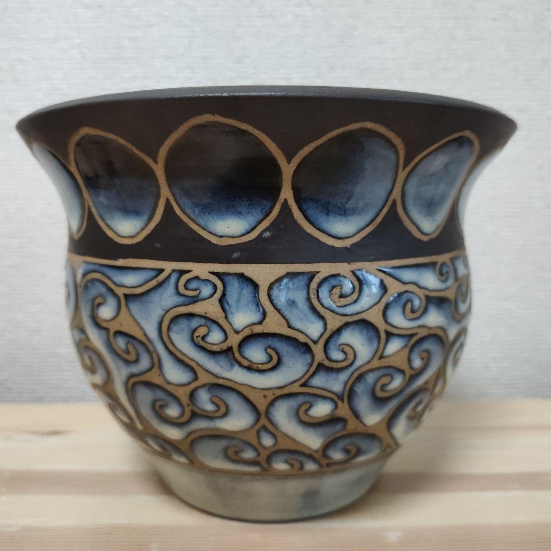 沖縄やちむん　青と茶色の渦巻き模様の陶器