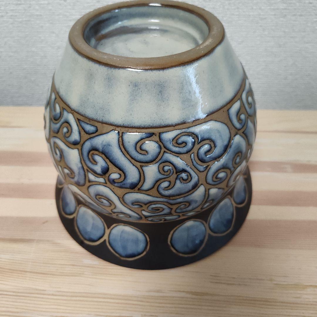 沖縄やちむん　青と茶色の渦巻き模様の陶器