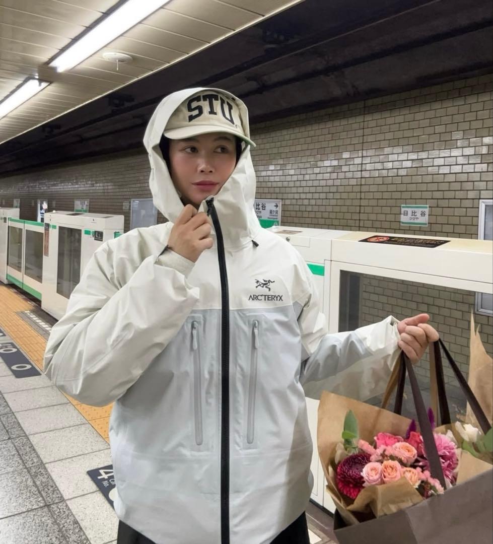 田中シェンさん着用 STUSSY アーチロゴ キャップ