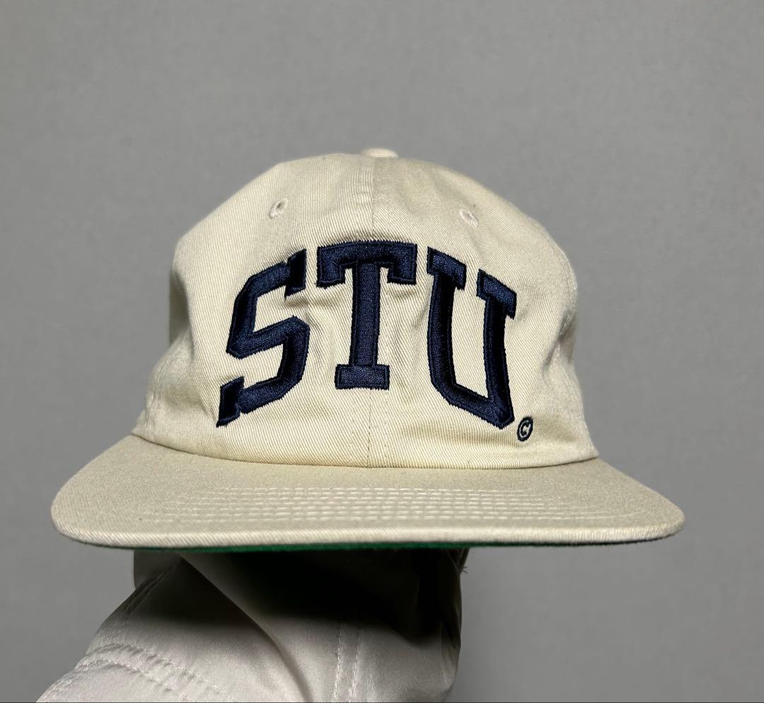 田中シェンさん着用 STUSSY アーチロゴ キャップ