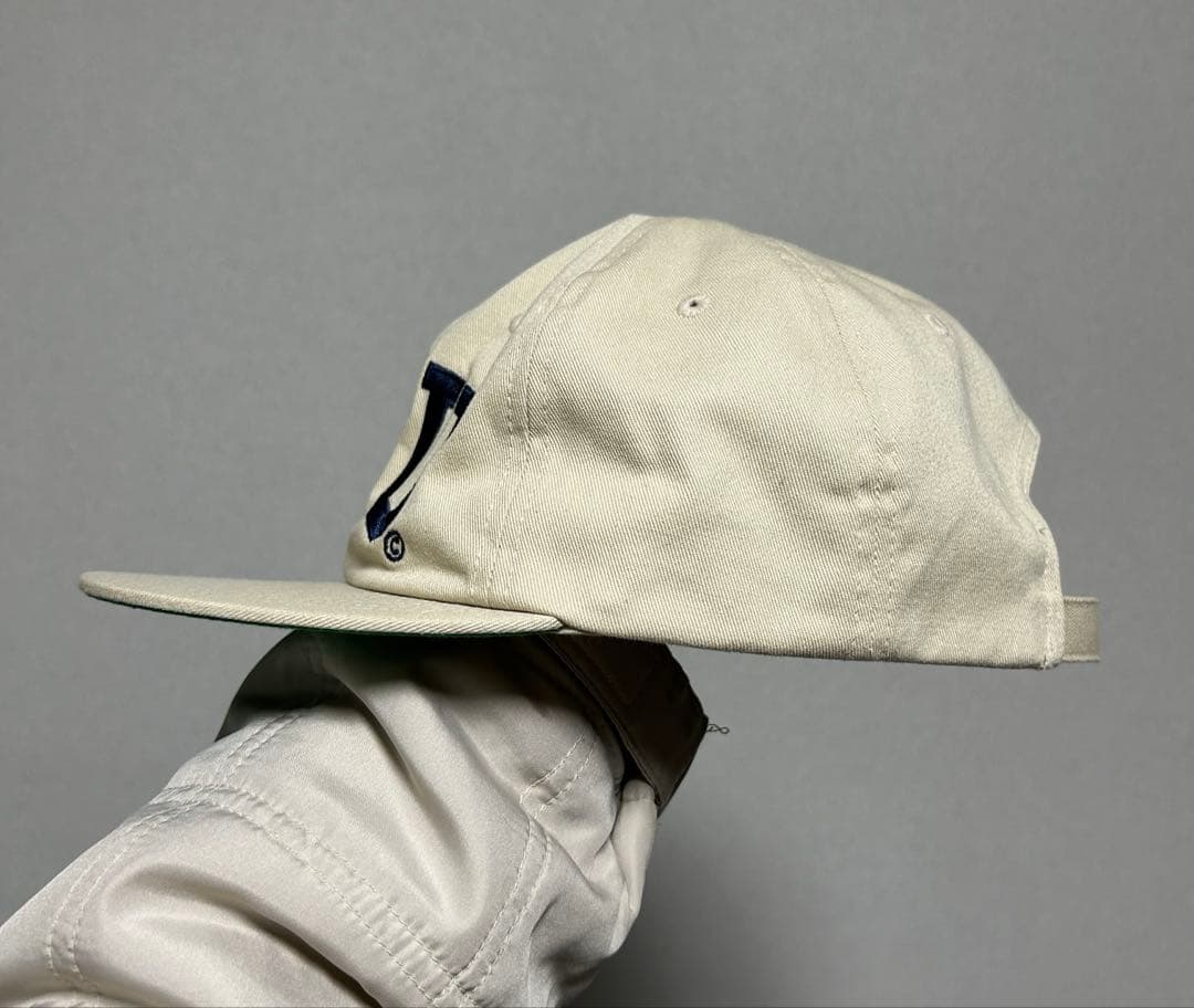 田中シェンさん着用 STUSSY アーチロゴ キャップ