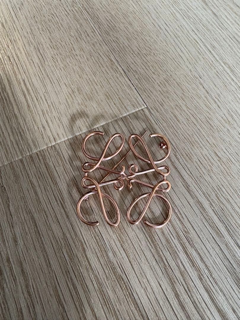 ロエベ　アナグラム ブローチ ピンクゴールド