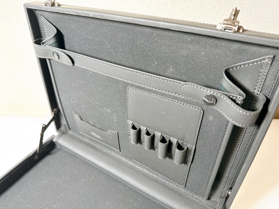 レザーアタッシュケース　丸井で購入・縁と取っ手に傷があります