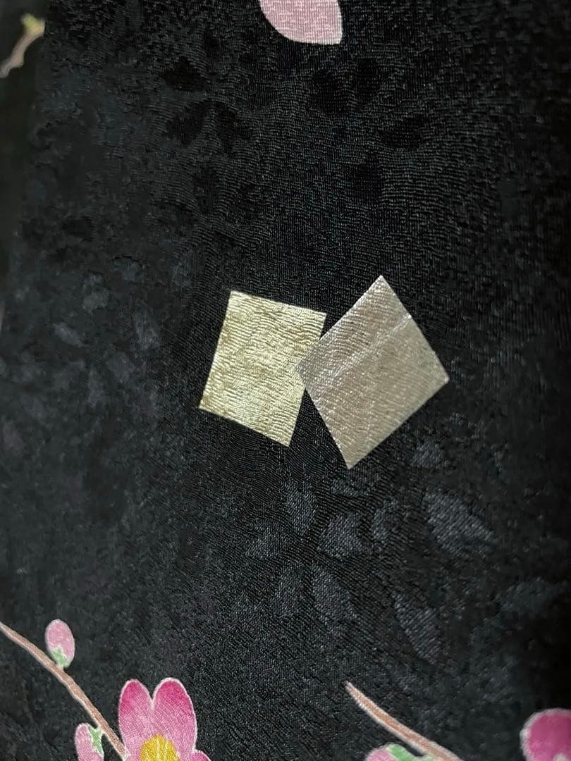 引き振袖　手描き友禅の黒に、乱菊と藤の花が咲き誇る作家物のお引きずり　花嫁衣装