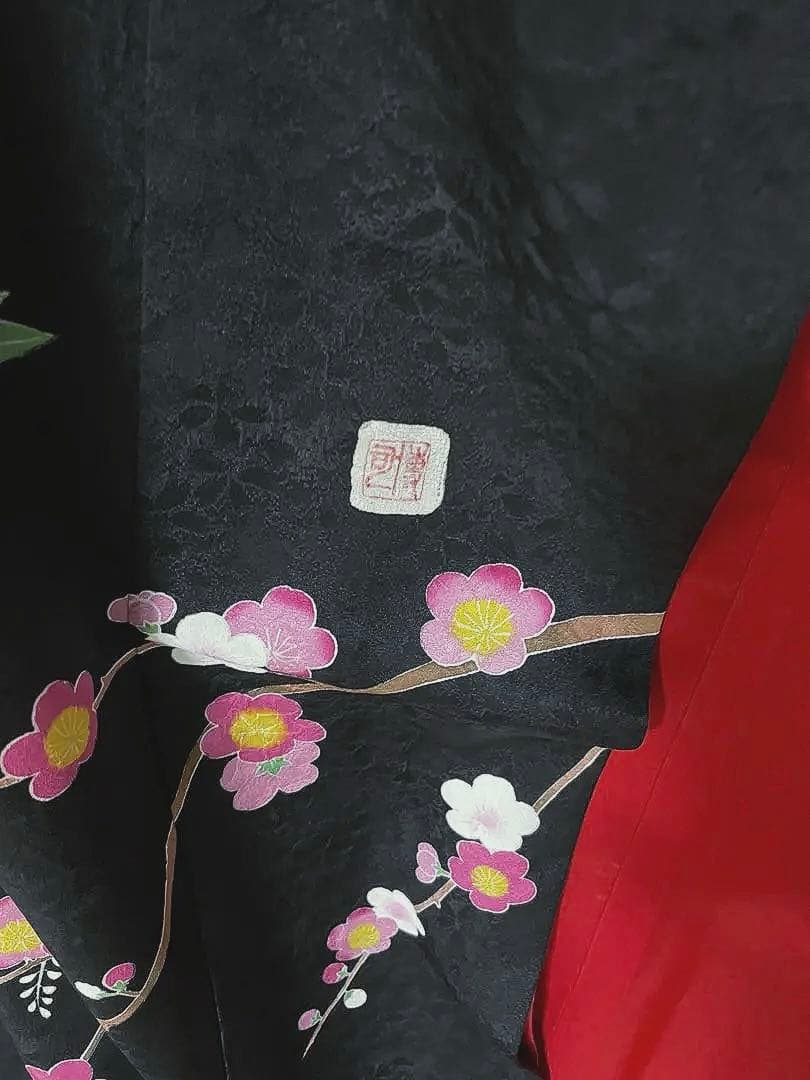 引き振袖　手描き友禅の黒に、乱菊と藤の花が咲き誇る作家物のお引きずり　花嫁衣装