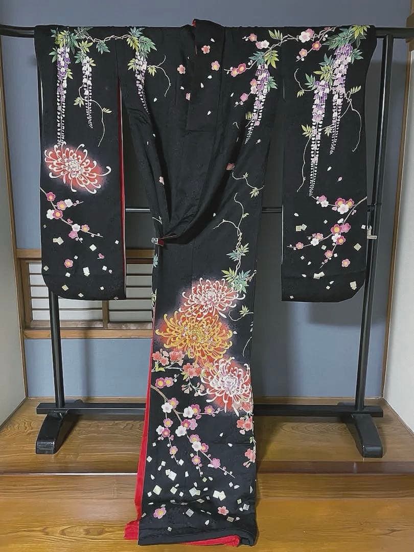 引き振袖　手描き友禅の黒に、乱菊と藤の花が咲き誇る作家物のお引きずり　花嫁衣装