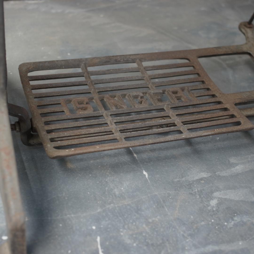 【現品限り】リメイク ミシン テーブル 机 アイアン 鉄脚 インダストリアル