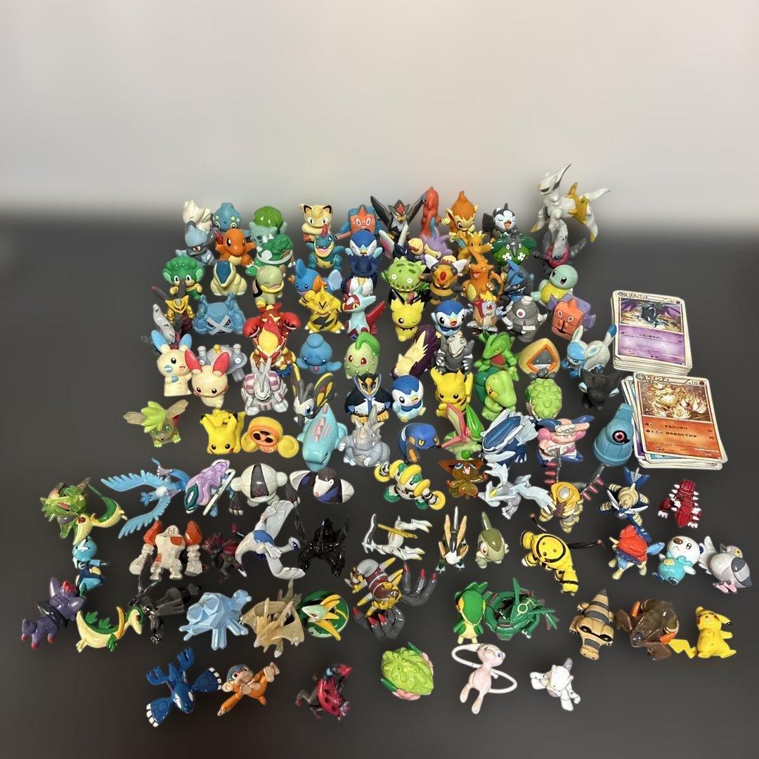 ポケモン フィギュア 約100体と、古いポケモンカード