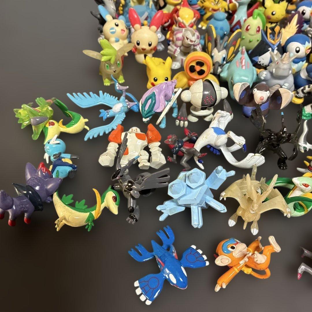 ポケモン フィギュア 約100体と、古いポケモンカード