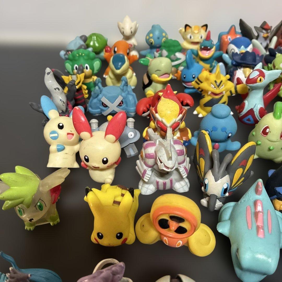 ポケモン フィギュア 約100体と、古いポケモンカード