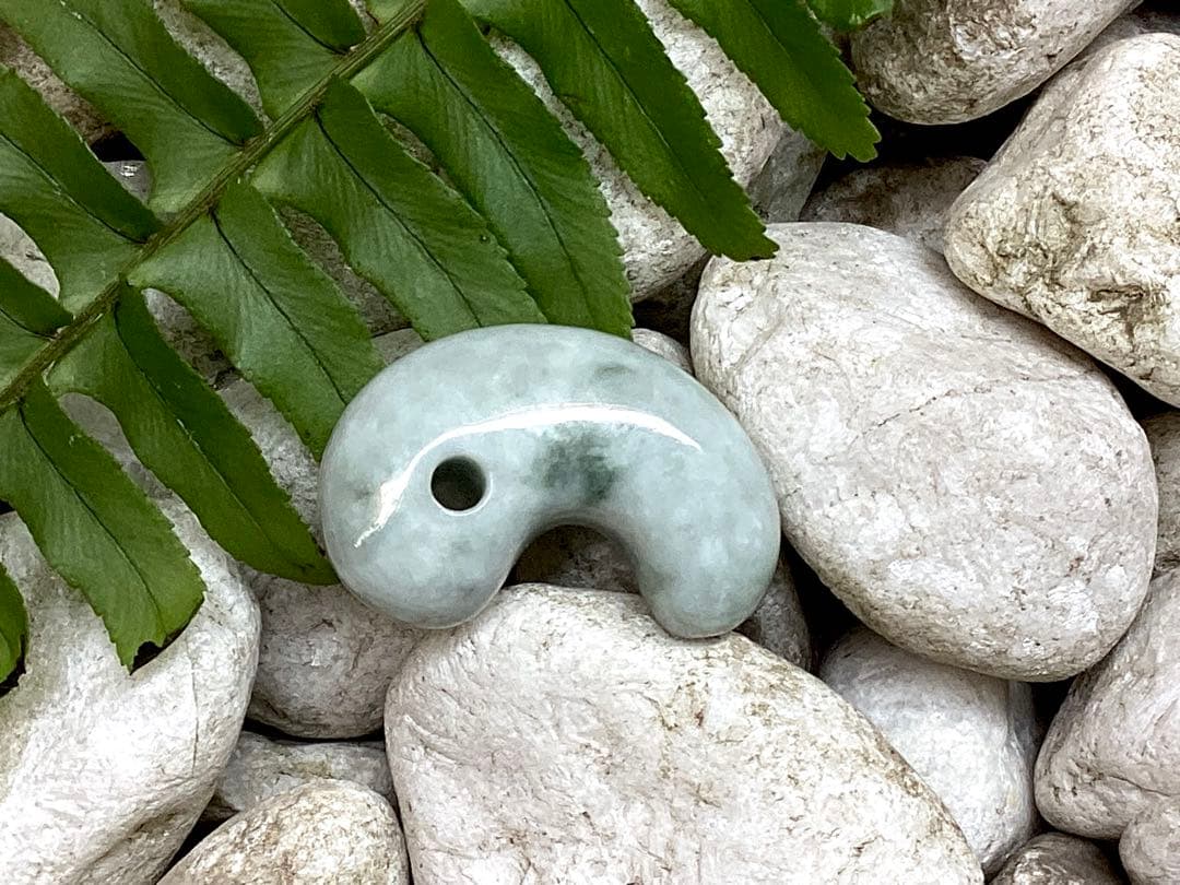 過密な結晶‼️ 古代より神宿る糸魚川翡翠勾玉　吉祥開運の守護石をお身近に　鑑別書付