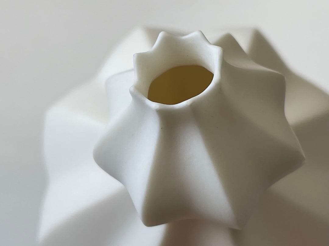 陶芸家　作家物　人気作家　若杉聖子　白磁　一輪挿し　花入　花瓶　共箱