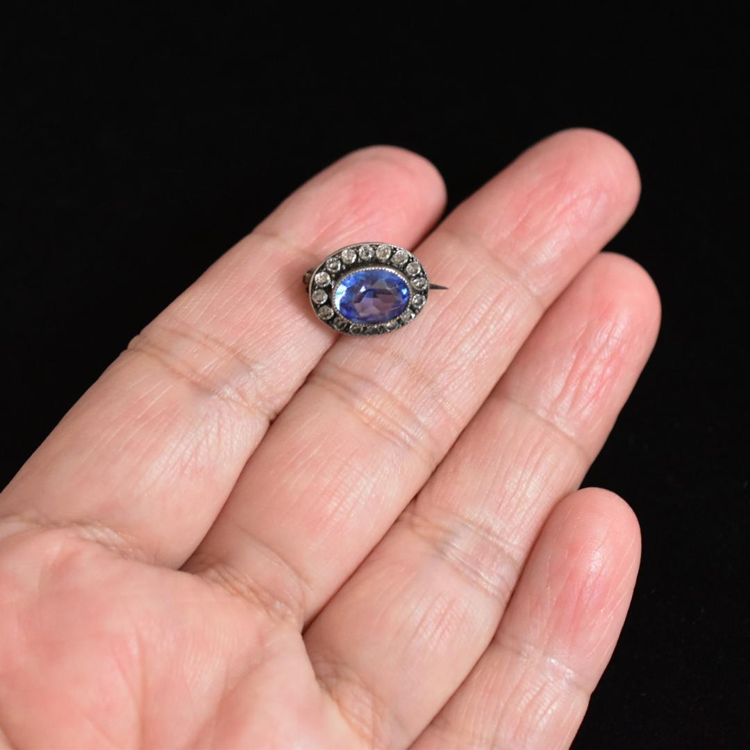 アンティーク サファイア色古ガラスのミル打ちが細工された小さな小さなレースピ