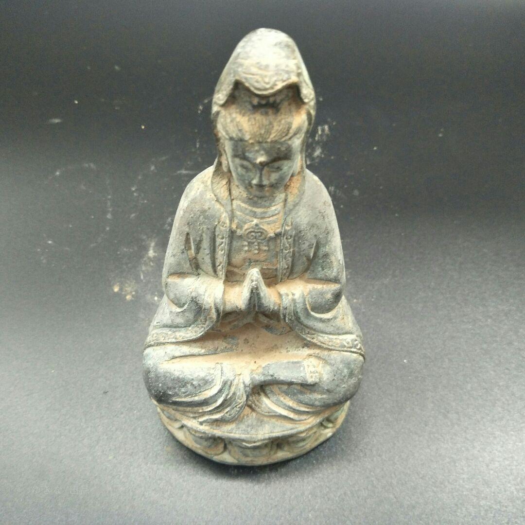 古玩工芸品の銅器は蓮観音に盤座して置物をします。