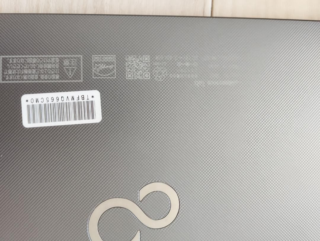 Fujitsu タブレット（モデル不明 / Windows 搭載）