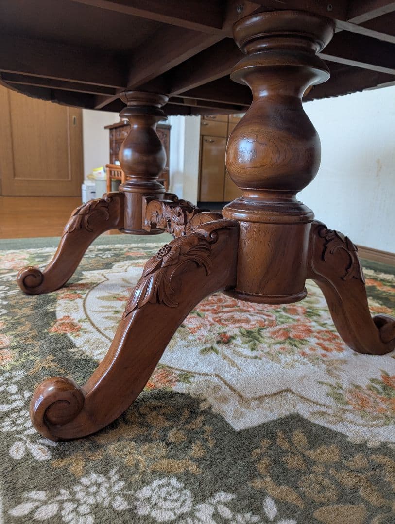 木製楕円形テーブルと6脚の椅子.引き出し棚