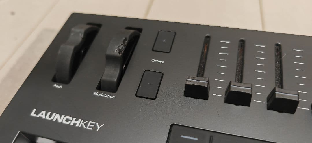 Launchkey 49 MIDIキーボード