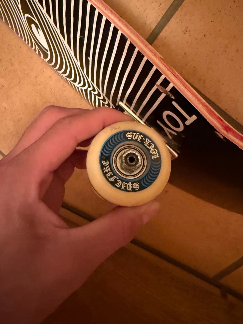 ストライプ柄スケートボード