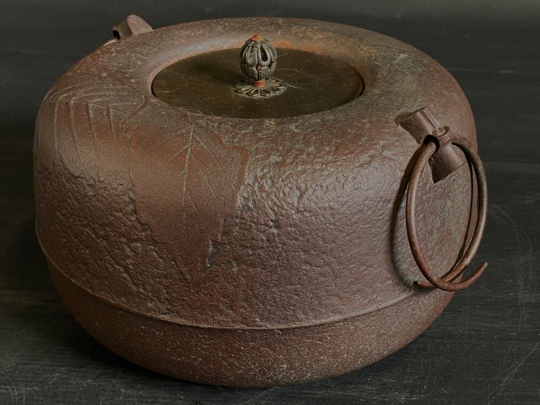 「母」 柏釜 釜師 政光 釜鐶 共箱 黄布 炉釜 茶道具 （109あ）