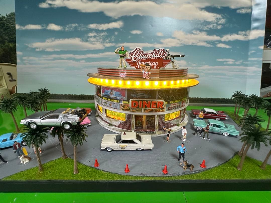ハンドメイドジオラマ　 アメリカンダイナー 1/６４ミニカー7台＆フィギュア付き