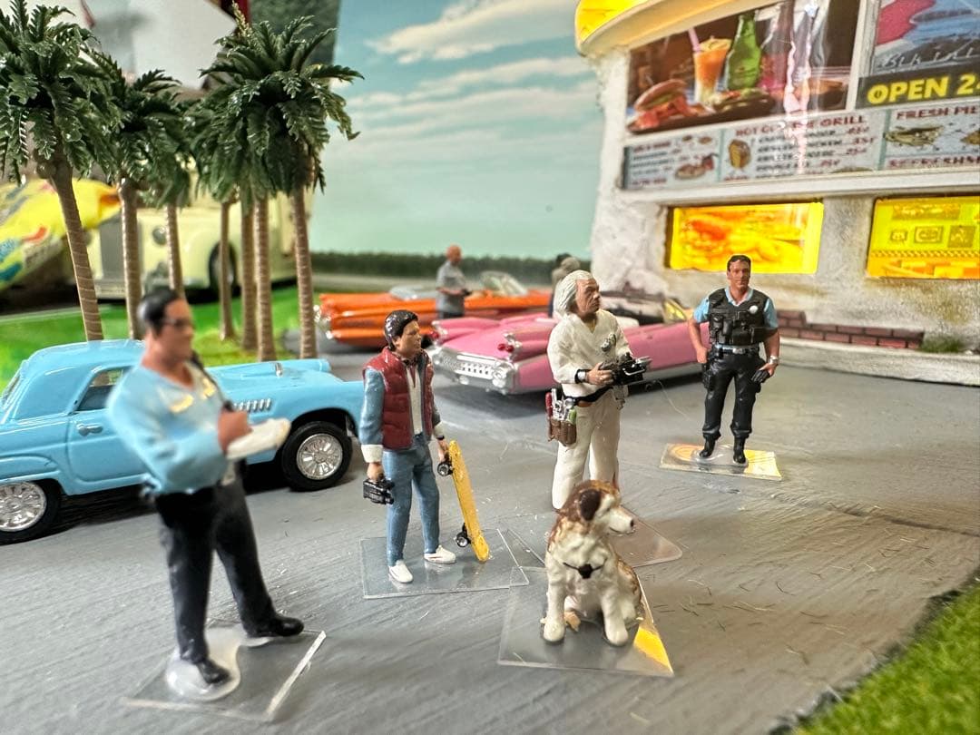 ハンドメイドジオラマ　 アメリカンダイナー 1/６４ミニカー7台＆フィギュア付き