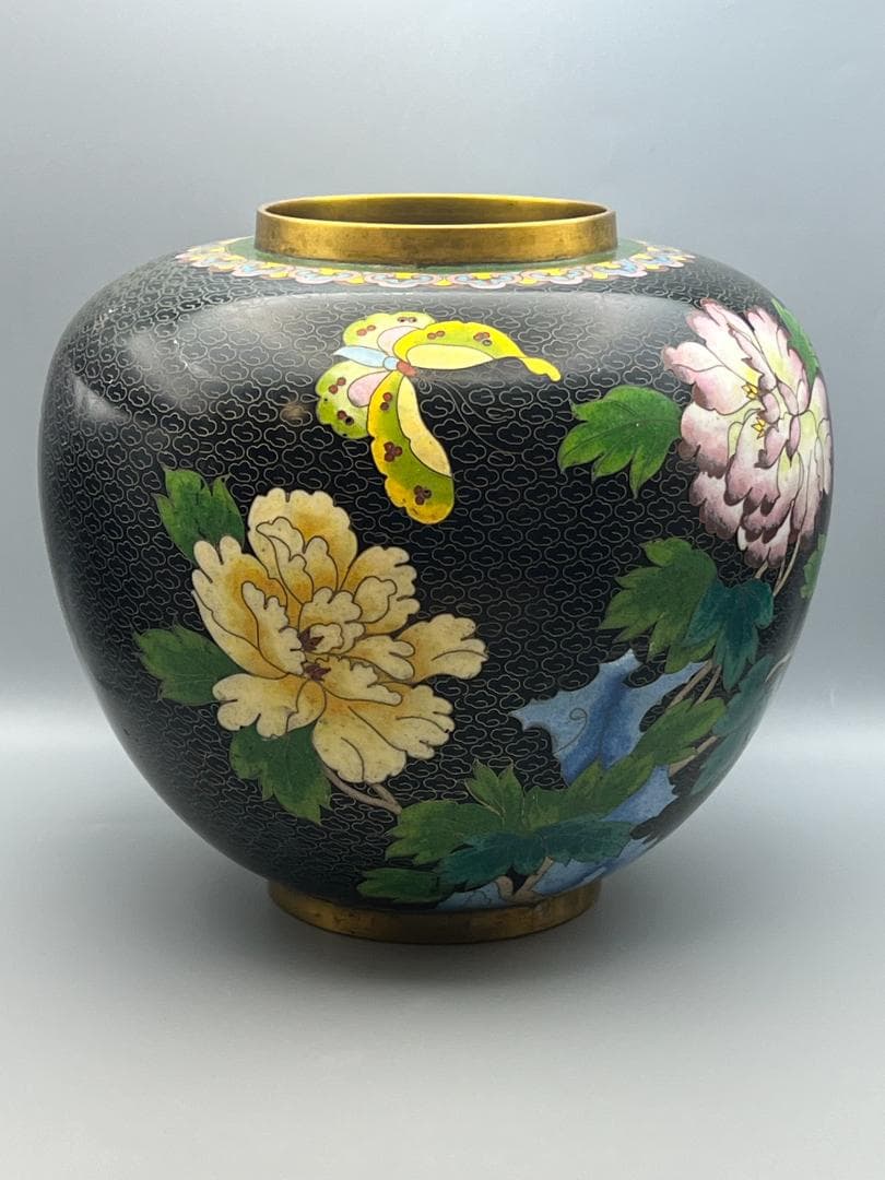 黒エナメル七宝焼き　真鍮製　大花瓶　花蝶図　重量約1996g　中国美術品