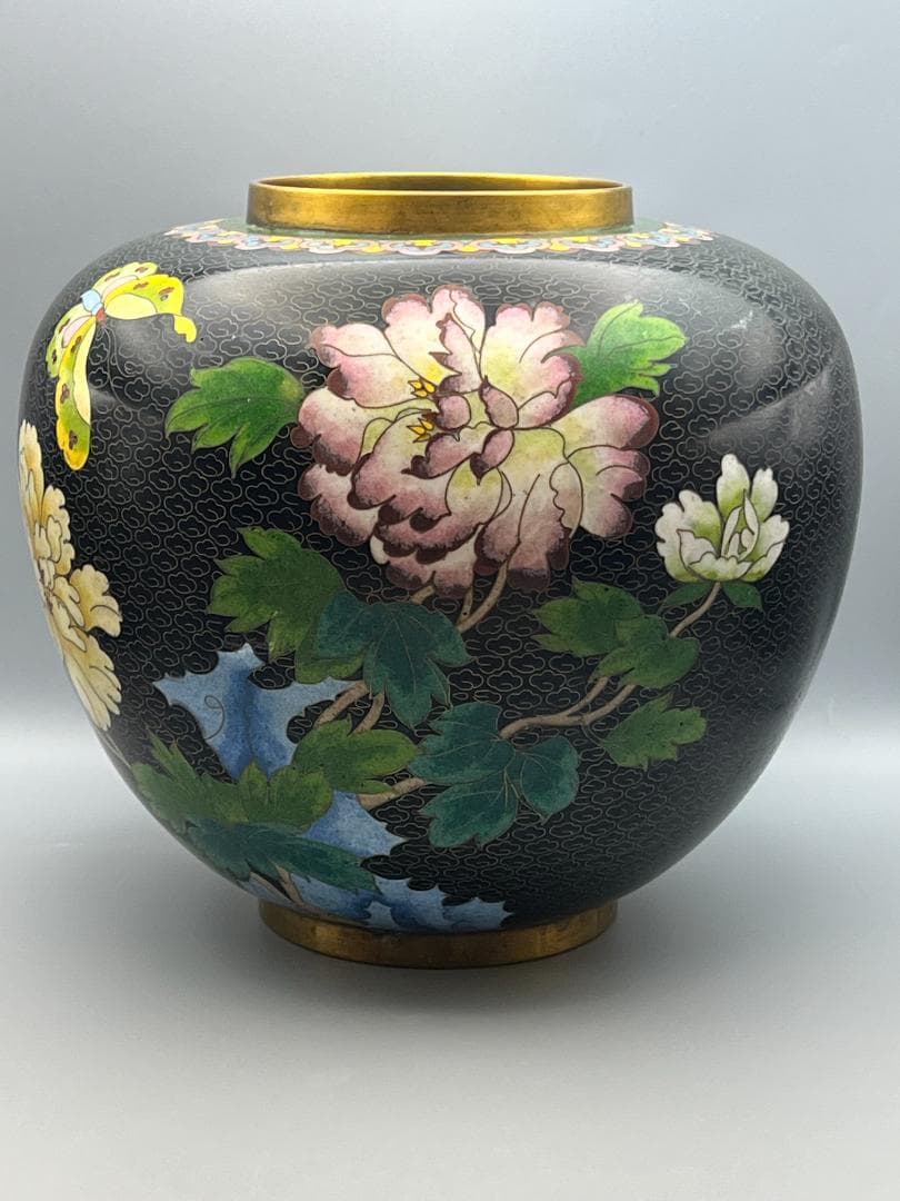 黒エナメル七宝焼き　真鍮製　大花瓶　花蝶図　重量約1996g　中国美術品