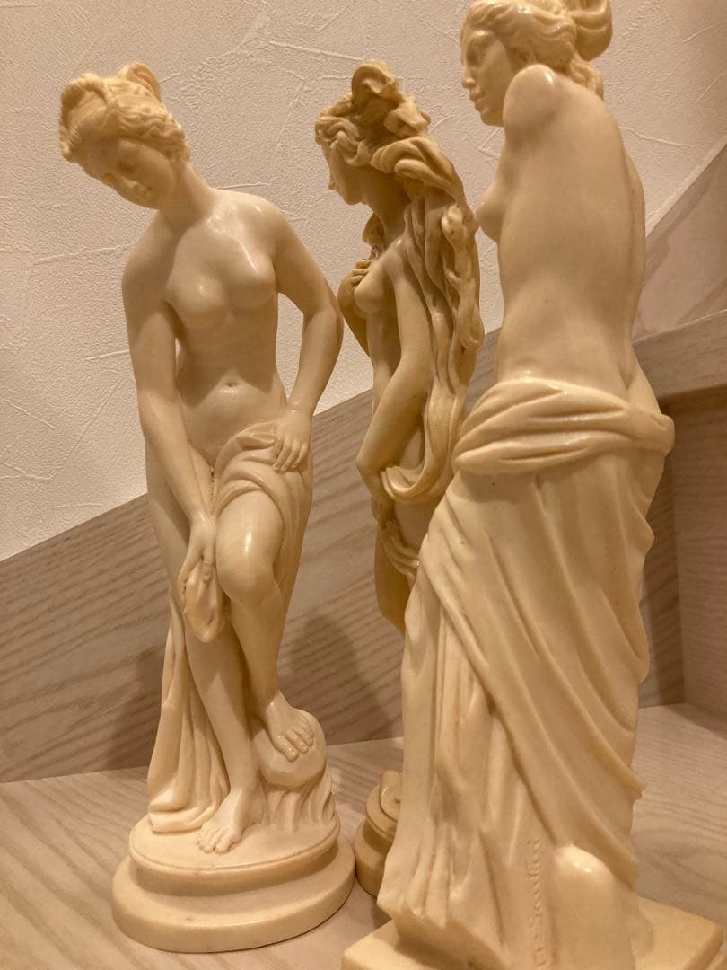 アイボリー　イタリア　女性像彫刻3体セット