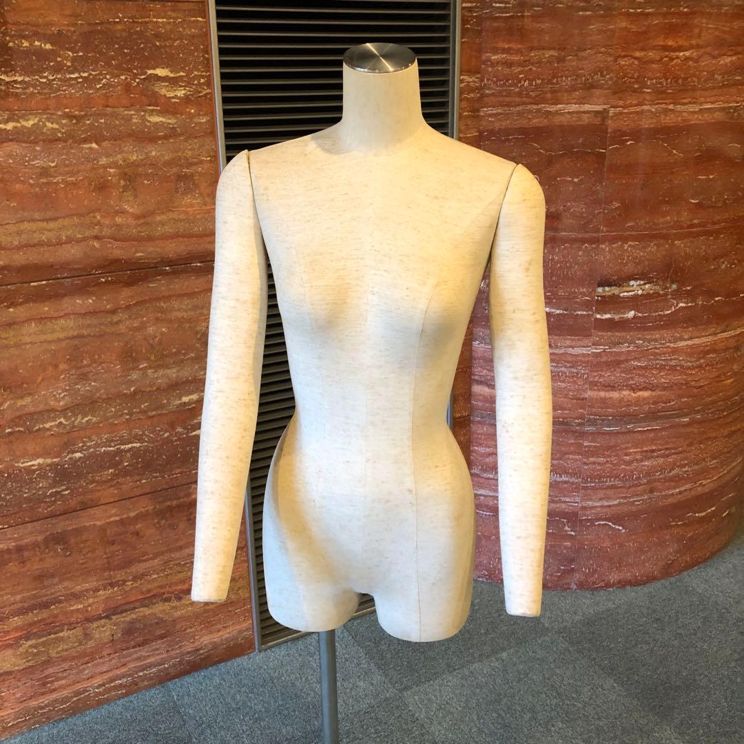 女性用 マネキン トルソー 腕付きタイプ・スタンド付きベージュ