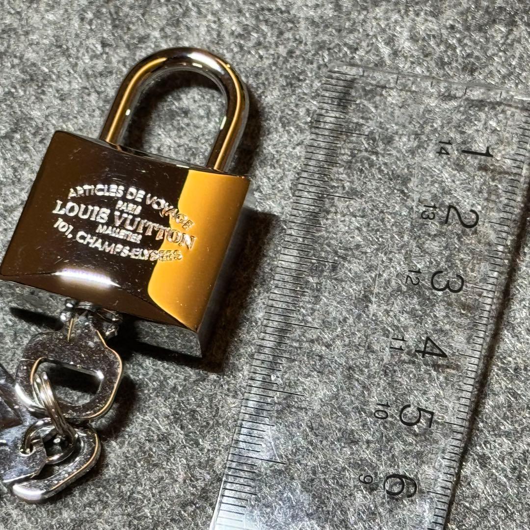 LOUIS VUITTON 南京錠 シルバー チェーン付き