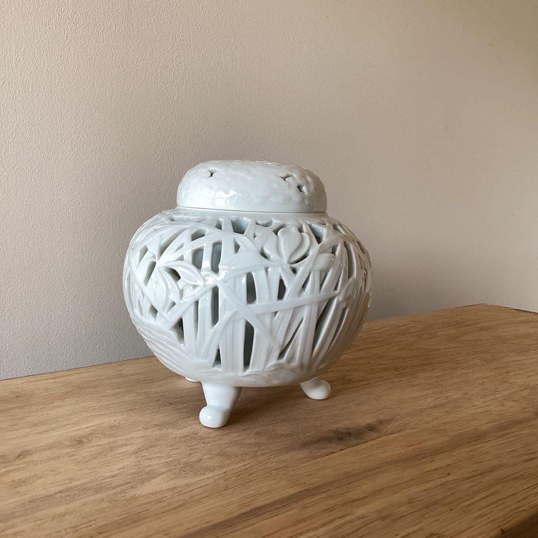 蘭透香爐　白磁の香炉　透かし彫り　三足　菖蒲　有田焼　深川製磁