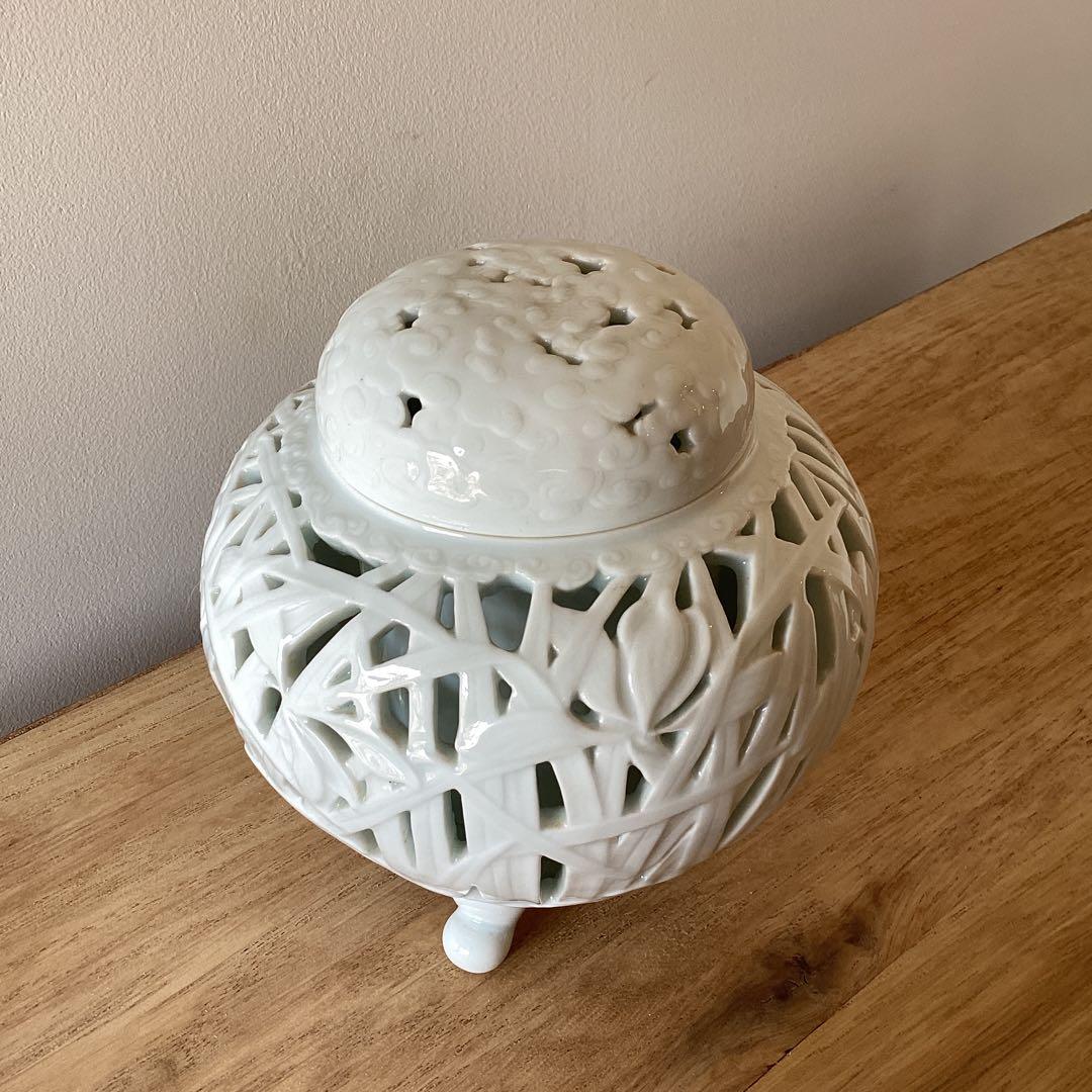 蘭透香爐　白磁の香炉　透かし彫り　三足　菖蒲　有田焼　深川製磁