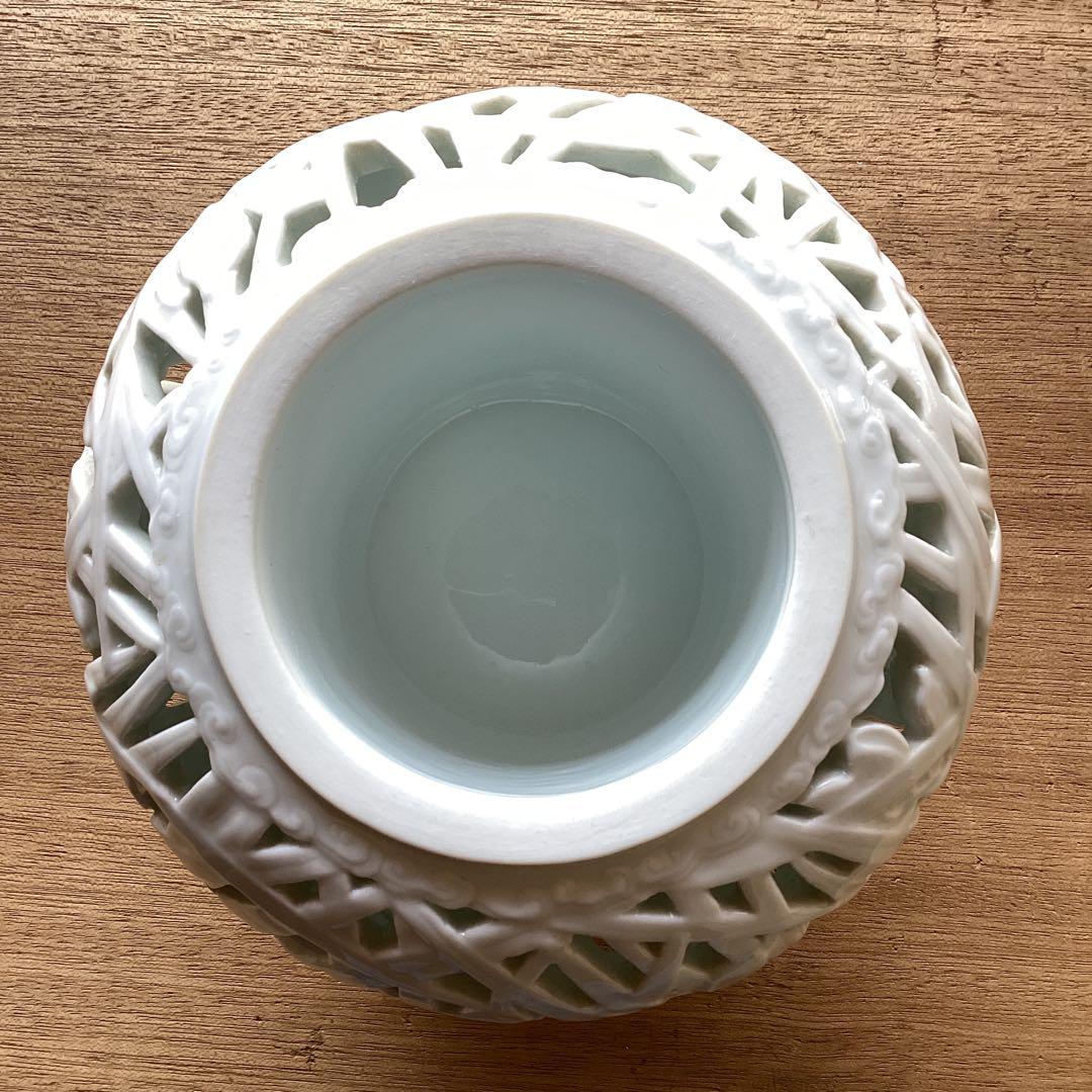 蘭透香爐　白磁の香炉　透かし彫り　三足　菖蒲　有田焼　深川製磁