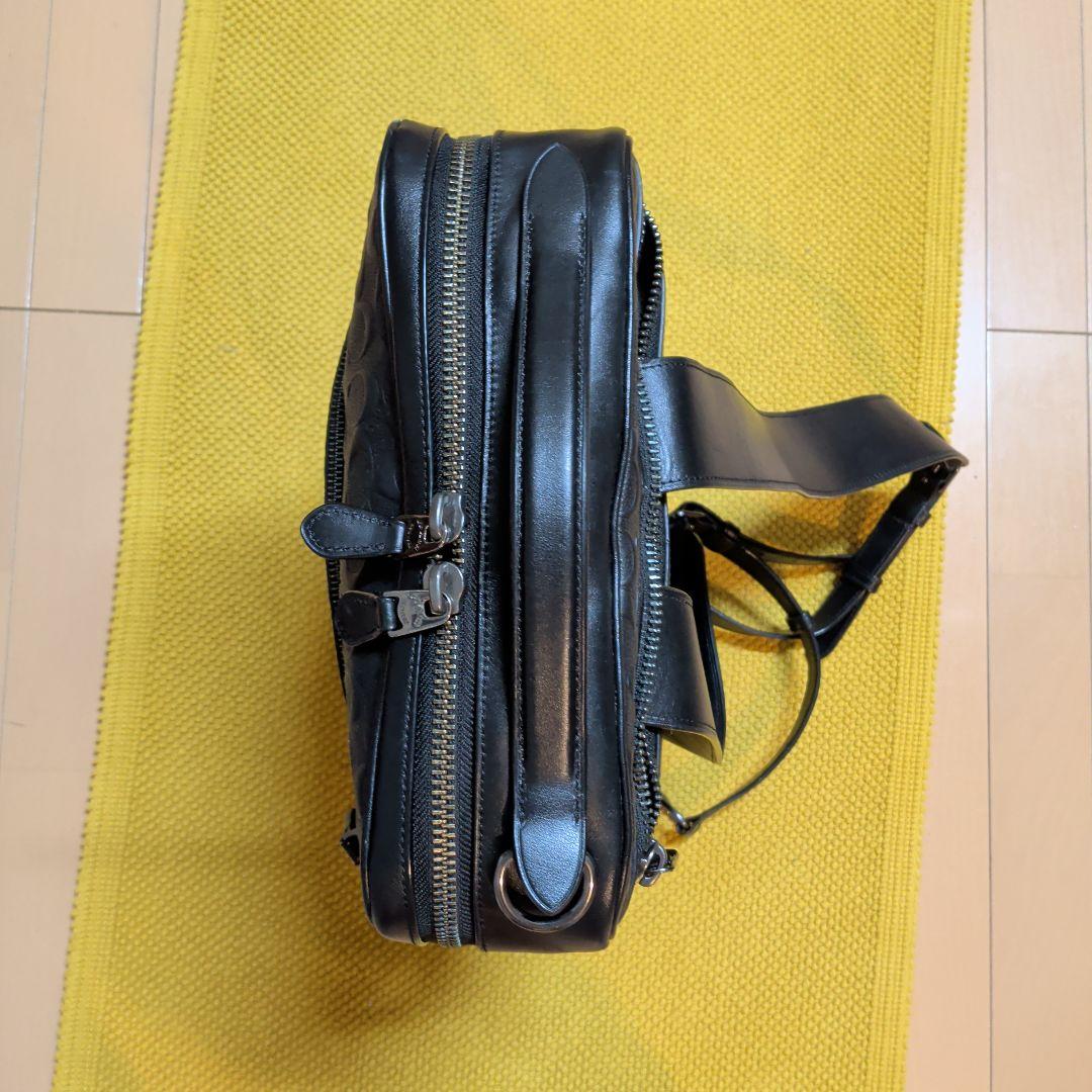 COACH ブラックエンボスショルダーバッグ