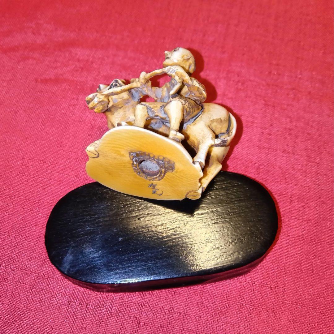 古美術品　牛に乗った僧侶の彫刻