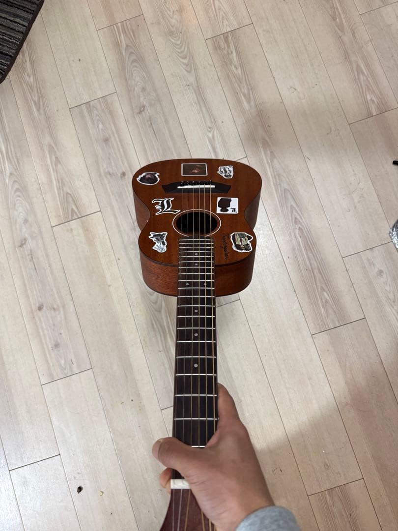 アコースティックギター ステッカー装飾付き