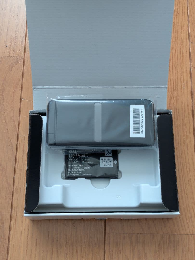 SIMロック解除済 未使用 au GRATINA 墨 KYF39 ブラック 本体