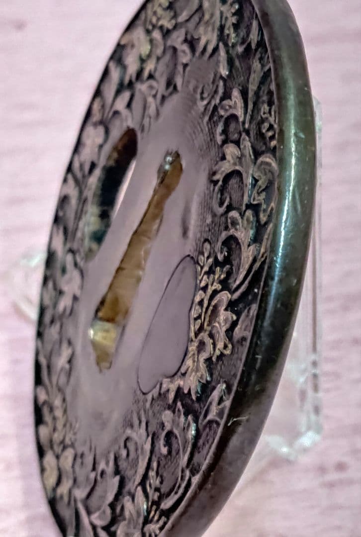 刀装具 鐔 鍔 無銘 銅地 魚々子地 真鍮象嵌 草花文様図 覆輪丸形鐔 時代物