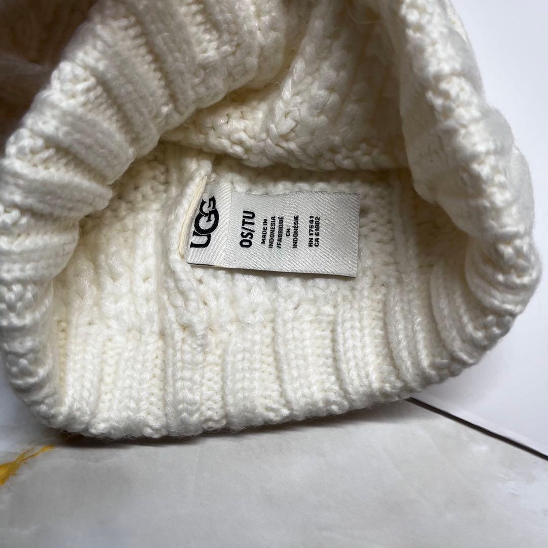 【新品未使用】UGG ポンポン付きニット帽 ホワイト　02