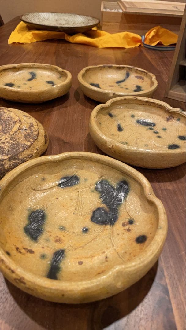 鈴木五郎作　黄瀬戸平向五客　共箱あり