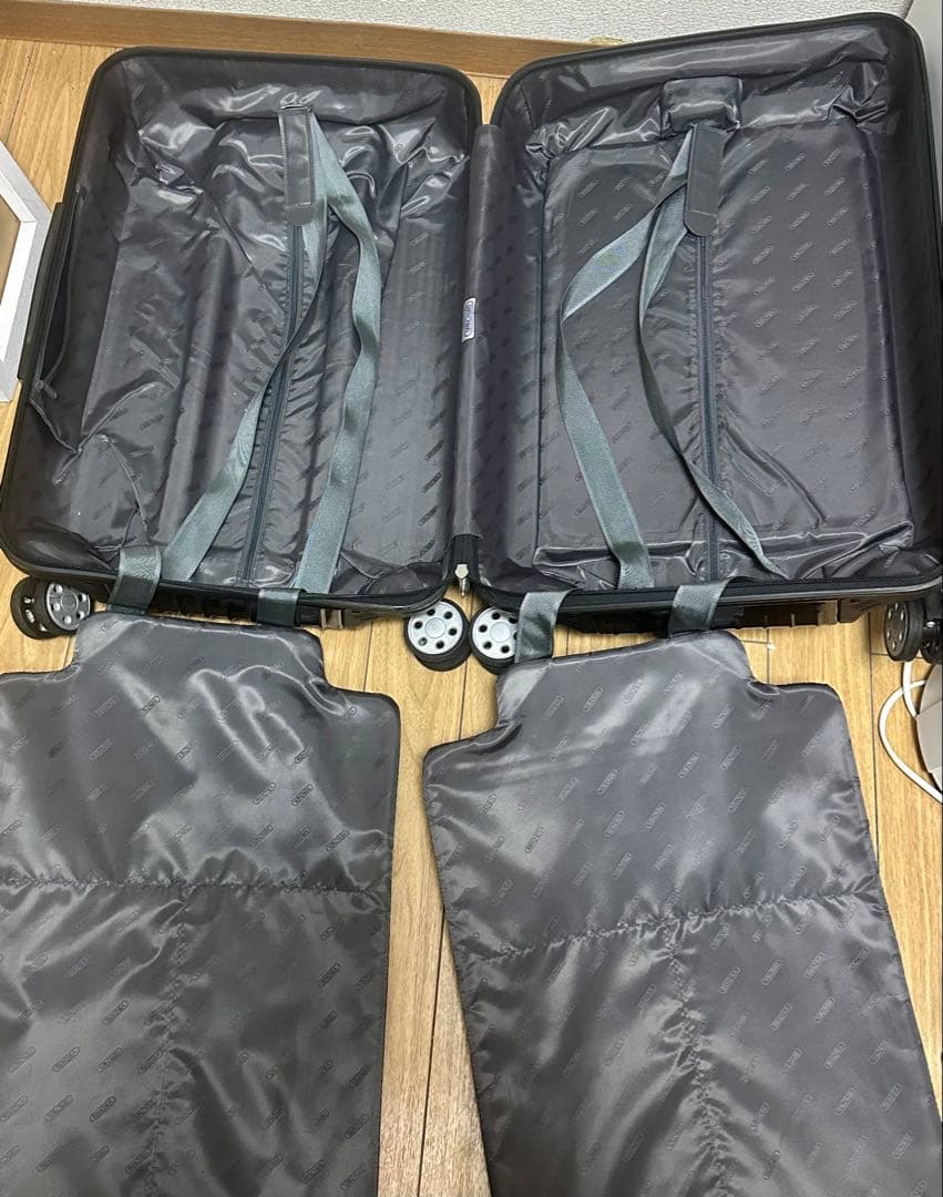 ブラックキャリーケース 4輪　リモワ