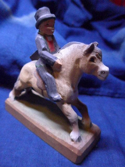 ノルウェーの彫刻家　貴重なへニング・エンゲルセンの木彫です。珍しいものです