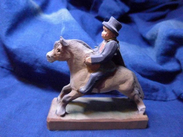 ノルウェーの彫刻家　貴重なへニング・エンゲルセンの木彫です。珍しいものです