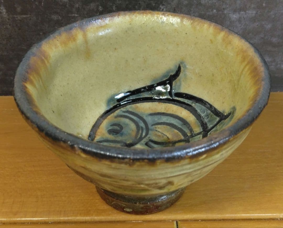 人間国宝 金城次郎 ぐい呑(魚紋ぐい呑）栞 共箱 壺屋焼 壷屋焼 やちむん 美品