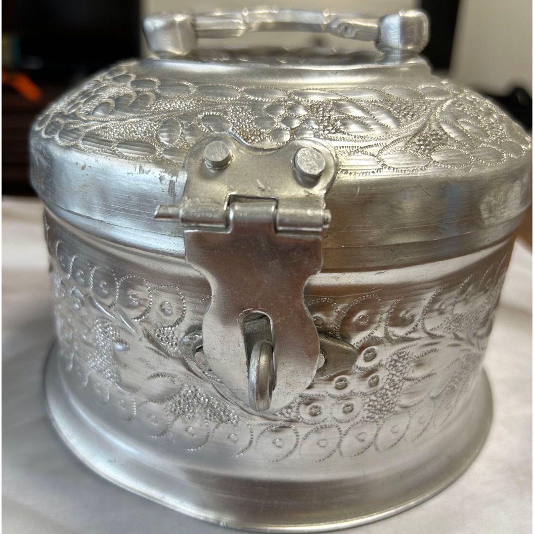 アルミ製茶釜 花柄彫刻