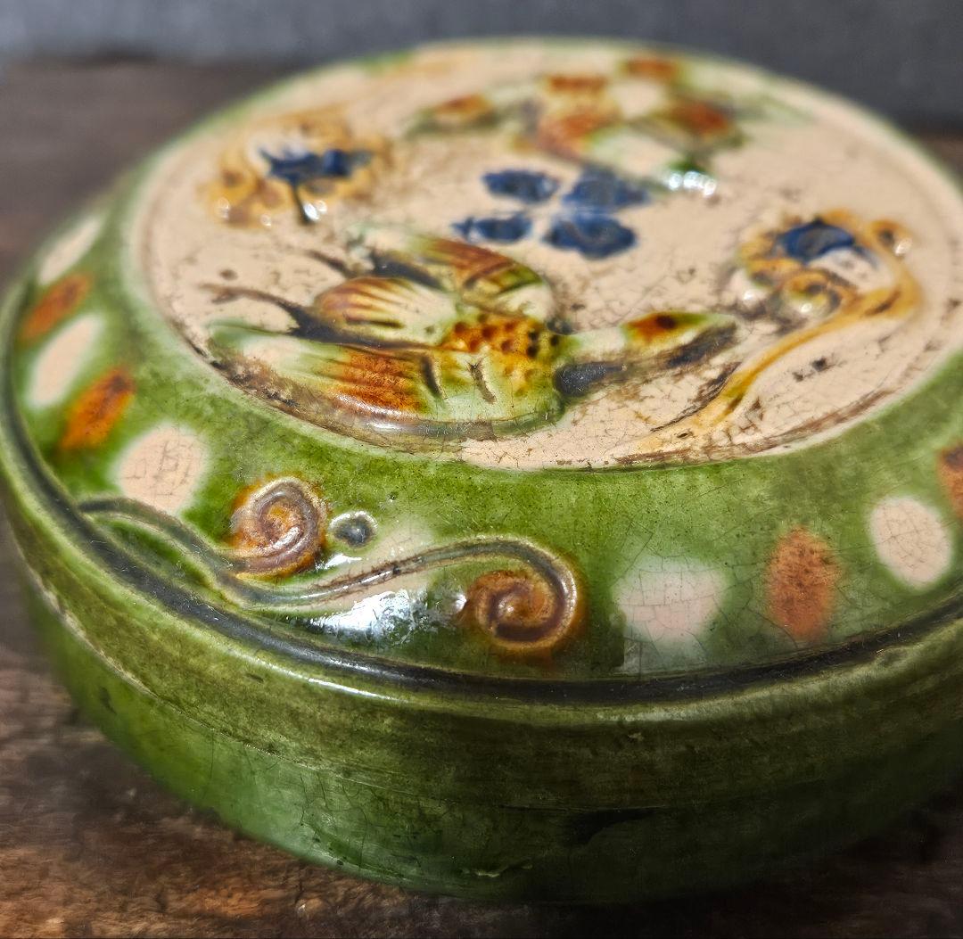 中国古美術　中国古陶磁器　中国古玩　明代　緑交趾　三彩　陽刻浮彫　鳳凰図　香合