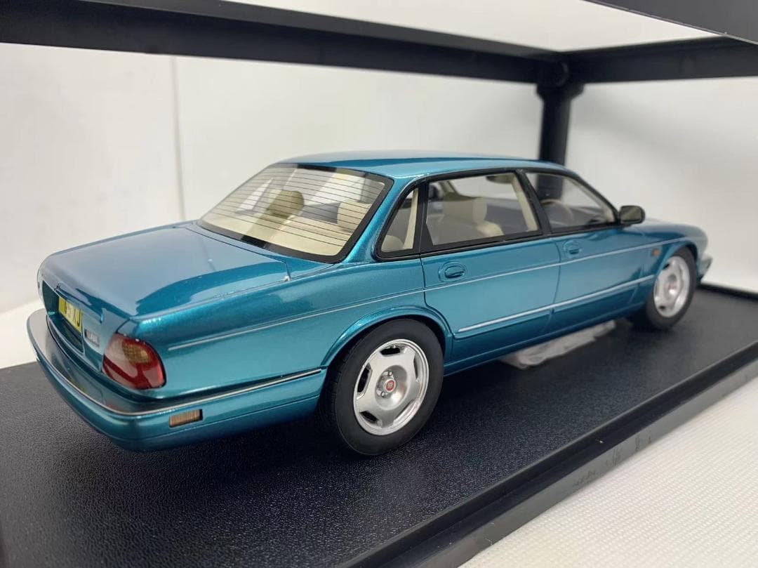 Cult 1/18 ジャガー XJR X300 turqoise 1995