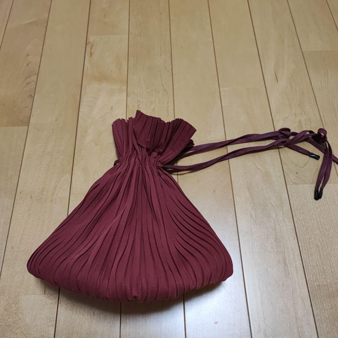 イッセイミヤケ　プリーツプリーズ　バーガンディ プリーツ巾着バッグ